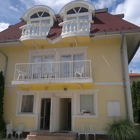 Crystal Es Susanne Panzio B&B